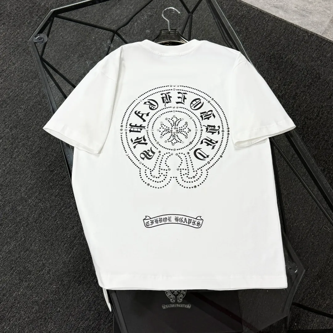 P190 Chrome Hearts 25 high-end versions. The fabric is made of 300 grams of high-density pure cotton. It does not deform or shrink. It has three labels. It is the same style for men and women. Technology: imported hot diamond. Color: white, black, dark green. SIZE: S-XL
